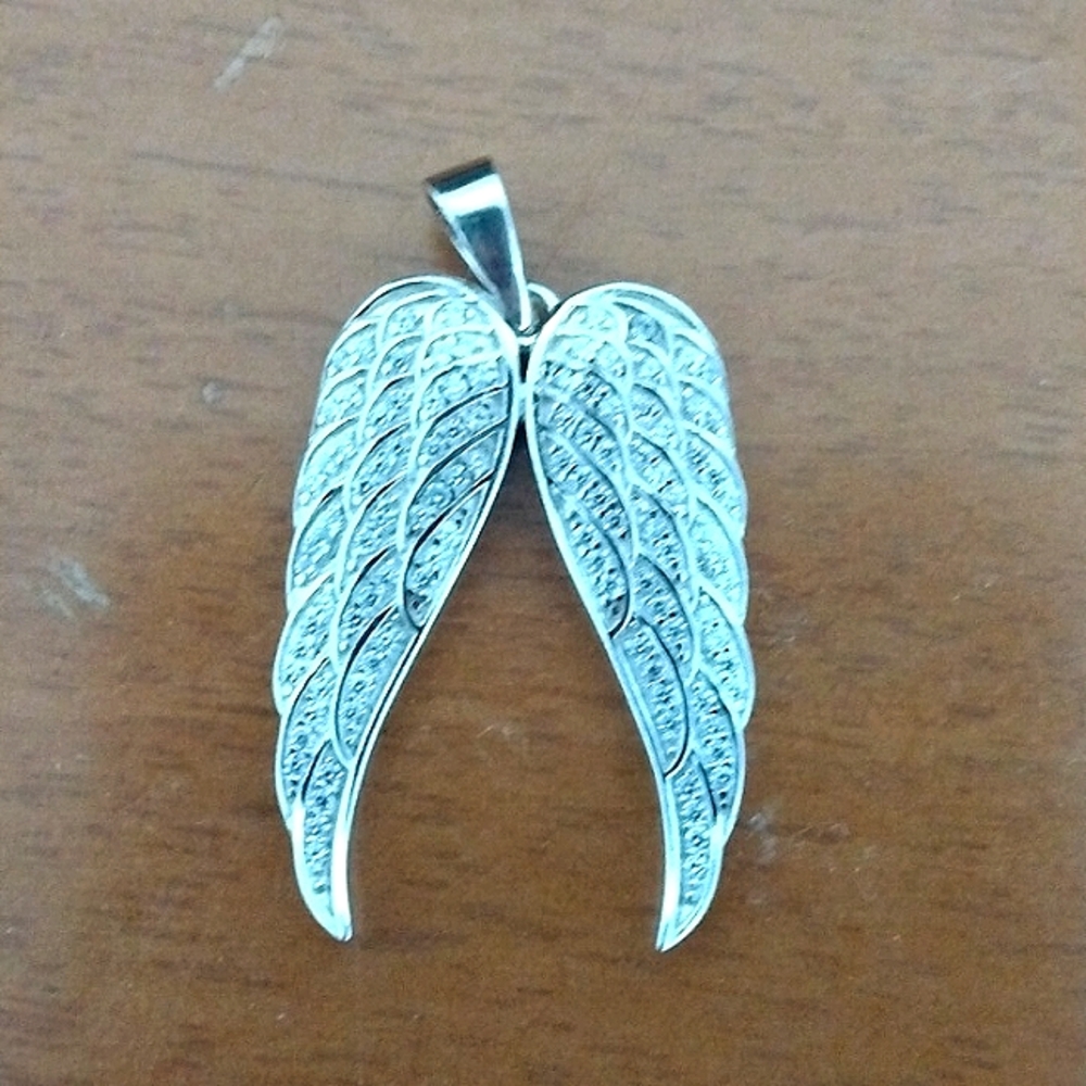 18in Sterling Silver Angel Wings Charm and Necklace Set